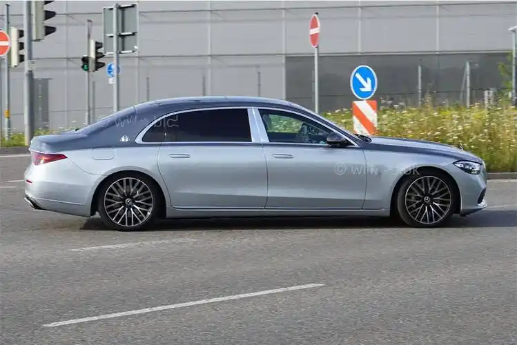 全新迈巴赫s450实车上路双拼色车身气场强大质感不输飞驰