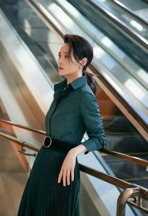 蒋勤勤出席活动,穿一条墨绿色衬衫连衣裙,精致优雅又显气质!