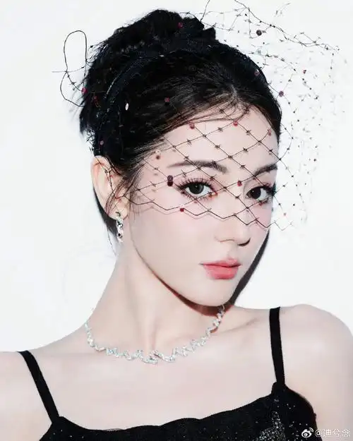 论迪丽热巴的红毯造型 "走路带风的女人""摇曳生姿" 红毯造型从未