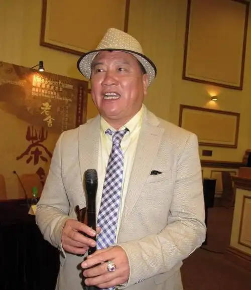 60岁的万梓良近照曝光因病秃顶暴肥如今为了儿子甘愿酒吧走穴