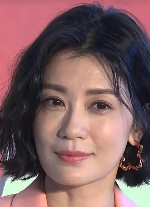 修杰楷想让48岁贾静雯生三胎,不顾妻子高龄生育危险引发热议