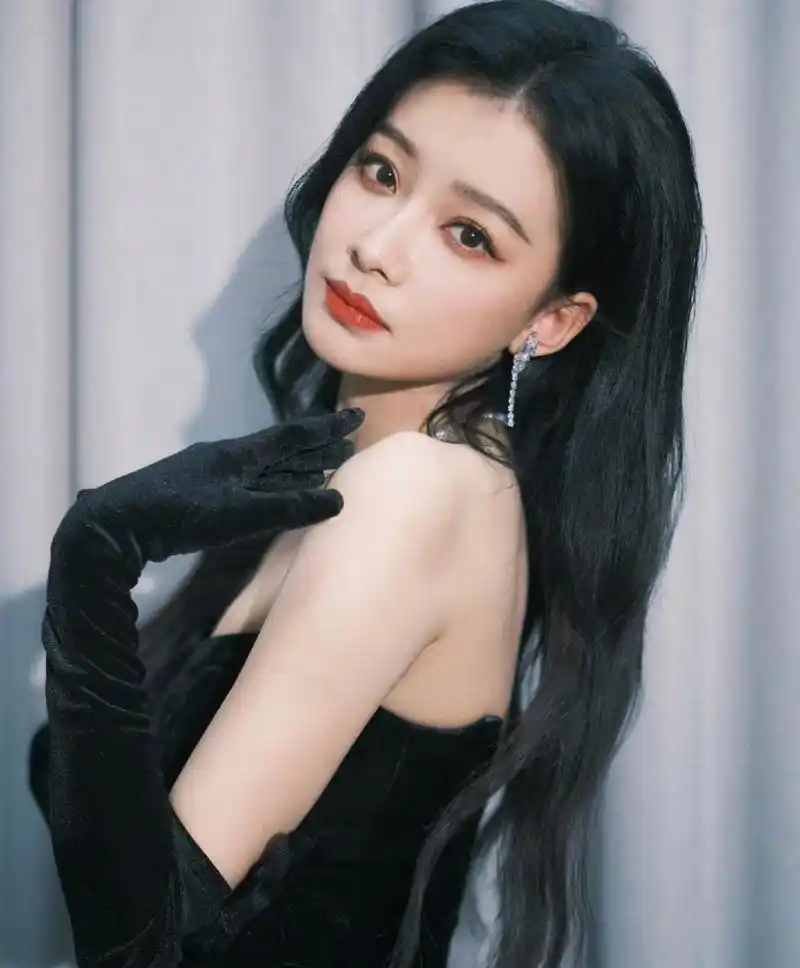 孙怡# 一袭黑色抹胸礼服,复古高雅,端庄大气,性感迷人