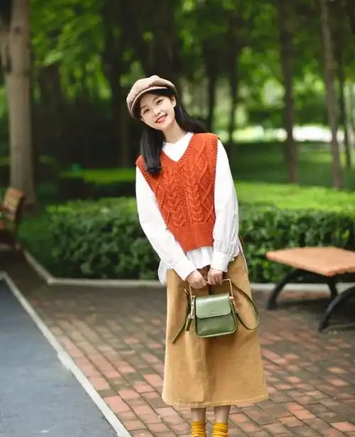 女生可以适当地扮嫩可爱俏皮的穿搭就很不错精致又减龄