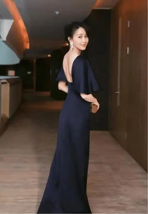 豪门阔太胡静气质真好墨蓝色连衣裙尽显高级范盘发美得更精致