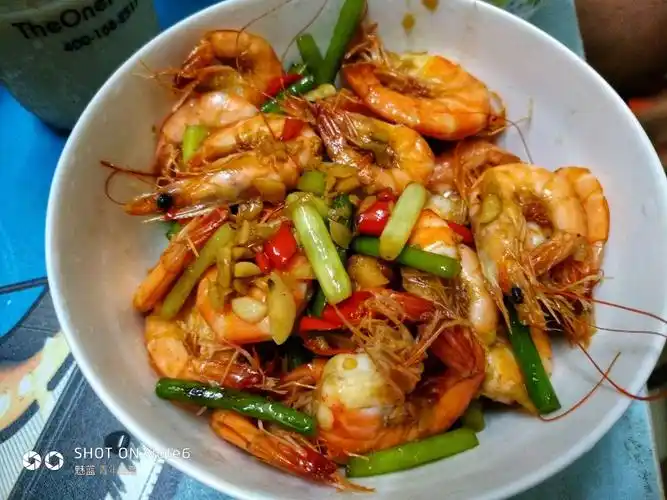 蒜薹炒大虾 这是我第一次炒虾,但是味道很不错哦 1.把新鲜的虾洗干净