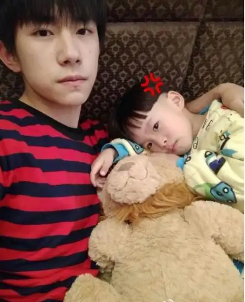 回顾易烊千玺妈妈是打工妹为培养儿子辞掉工作赌赢了一生