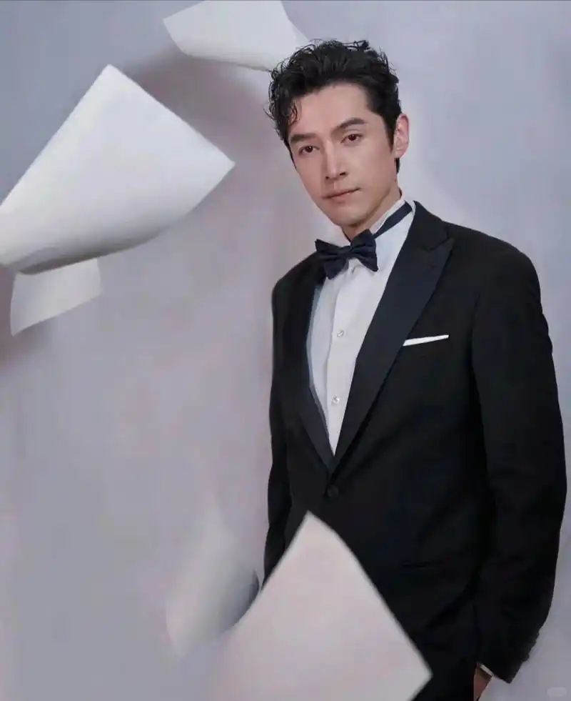 胡歌侧颜杀,演技与人品双重魅力  哈哈,胡歌这张侧颜照真是帅到我了!