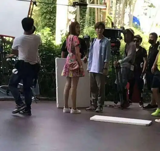 原创关晓彤探班鹿晗分手传闻碎一地闺蜜情是说散就散的吗