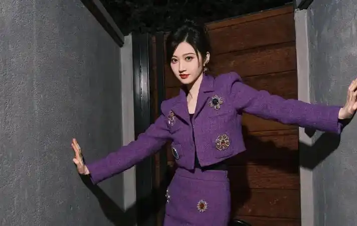 景甜富家千金变紫衣少女一身紫色搭配长靴妩媚气质太迷人