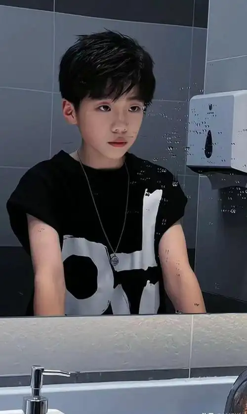 贾乃亮女儿甜馨11岁生日会,嗯哼来了,还有一个帅气小男孩是谁?