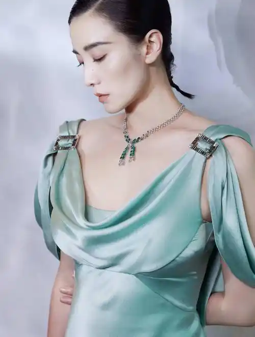 小宋佳不愧为演员中的时尚女王,西装又美又飒,礼服裙风情万种