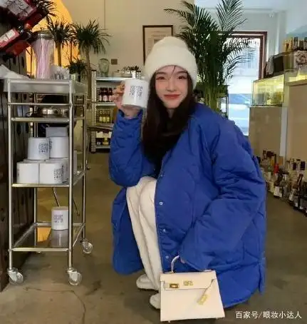 由于该种颜色的饱和度很高,所以大家纷纷好奇克莱因蓝是不是宝蓝色