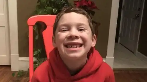 但如果说到假笑男孩,行走的表情包,成熟但尴尬的微笑……数以百万计的