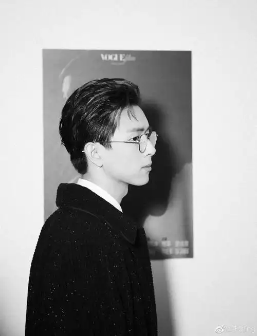 不过剧中韩商言的的背头大多是自然地往后吹,侧面剃短,比较精神利落