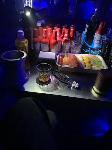 生日快乐 我也是今天的 一个朋友陪我在喝酒