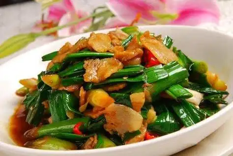 家常的小炒菜,蒜子肉片,碎肉豇豆和五彩肉丝,朋友最喜欢哪道