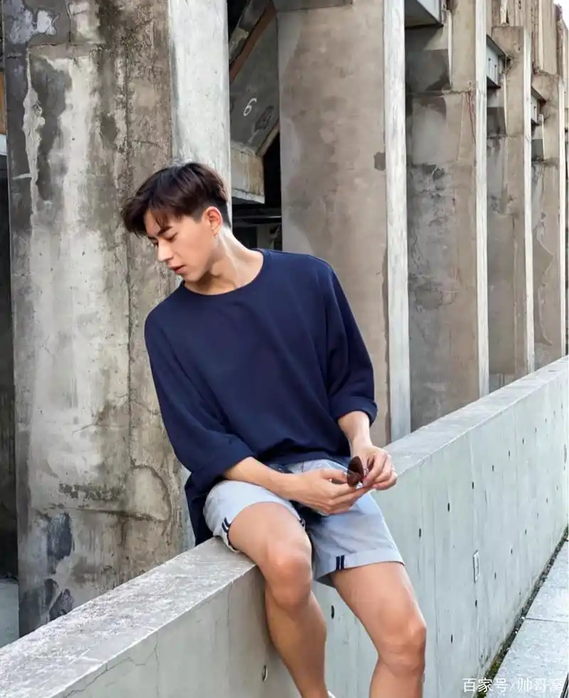 组图:皮肤黝黑,健壮硬朗的型男,在家撩猫,在外健身的英俊小哥