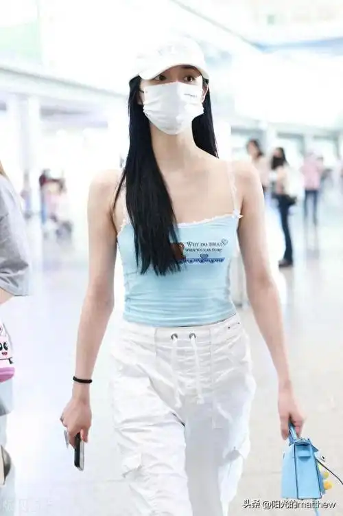 周洁琼现身北京机场,身着蓝色吊带青春甜美|乐器_网易订阅