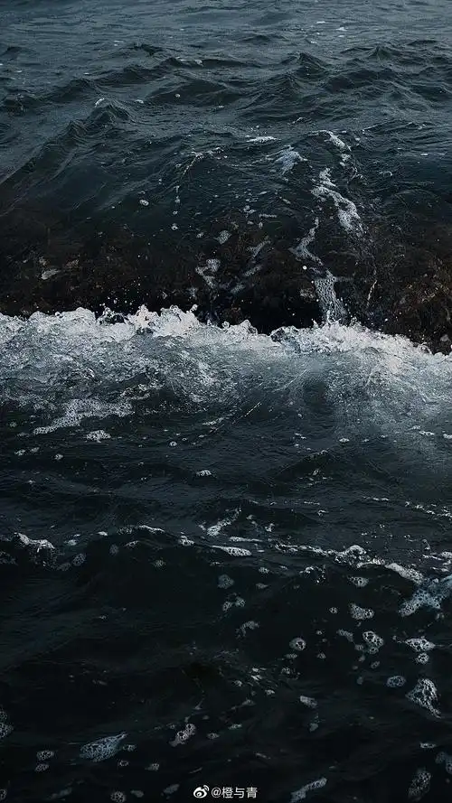 不断咆哮的海浪.