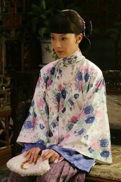 在《铁梨花》中饰演鉄梨花