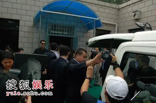 独家快讯:遗体告别仪式结束 灵车运着遗体驶离