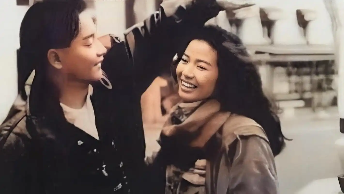 张国荣和钟楚红,张合影在法国街头,1991年.