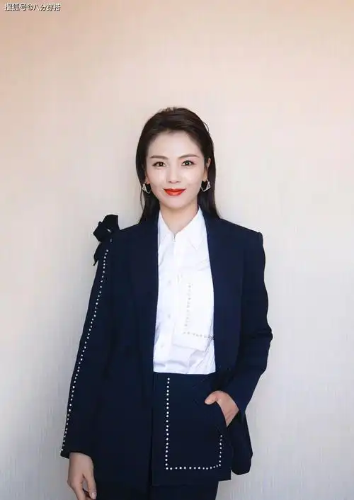 刘涛这气质感一般人模仿不了,黑西装配白衬衫干练利落,高级精致