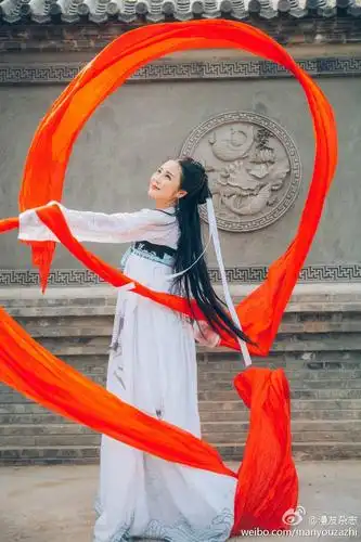 白衣影惊鸿,长袖折扇挽清风.