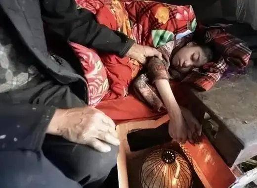 四川女孩身上长满蛆虫,临终渴望再看一眼爸爸,爸爸:死了丢出去