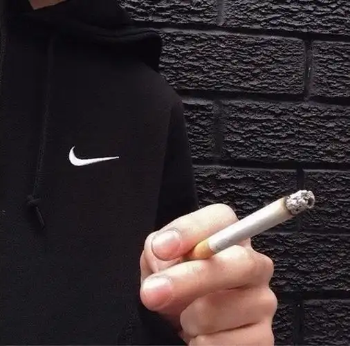 一男穿黑色nike手里拿着烟如图.求大图在线等!谢谢谢谢谢谢谢谢