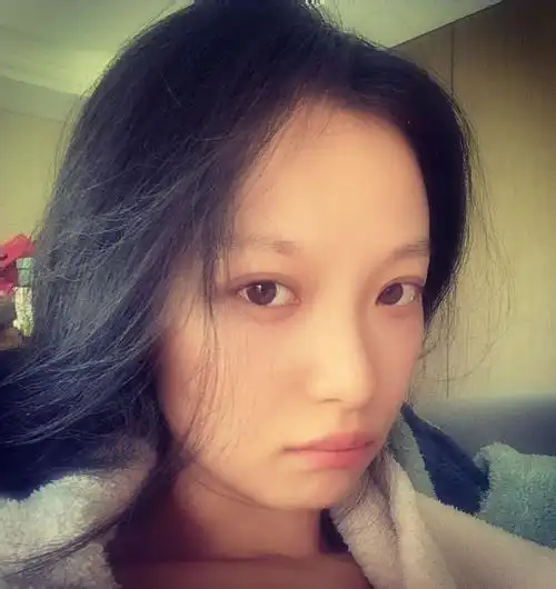 倪妮晒素颜自拍眉毛消失 同框玩偶表情"很生气"