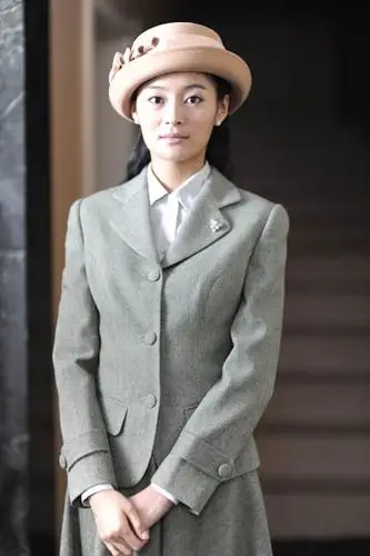 王媛可《兵临城下》热播 典雅时尚造型抢眼