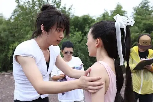 《神雕侠侣》曝花絮 陈晓掉发套,陈妍希吊威亚