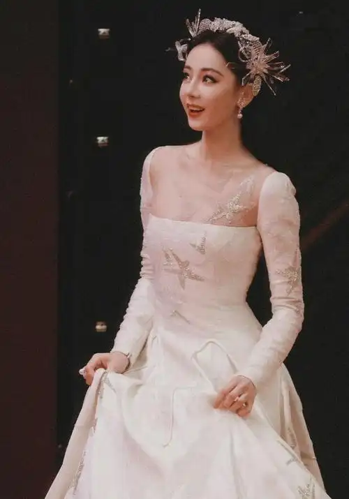 迪丽热巴走红毯的时候迷路,拖着礼服走来走去的,真的是在逃公主