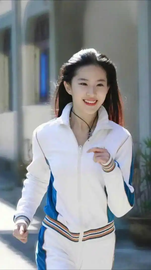 刘亦菲神仙颜值,运动装甩发奔跑 写真,太美了