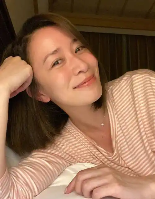 原创45岁佘诗曼连发12张无滤镜自拍照不愧是冻龄女神