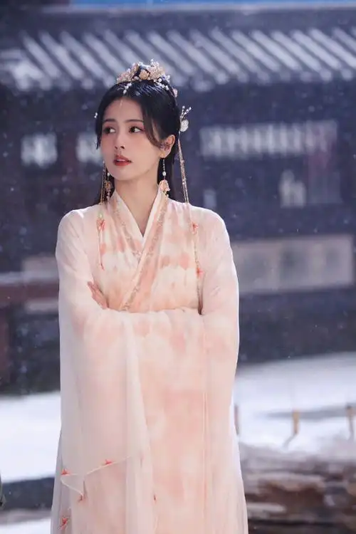 剧照#白鹿分享雪景下的叶夕雾,氛围感好足啊,古装造型适配度是真的高