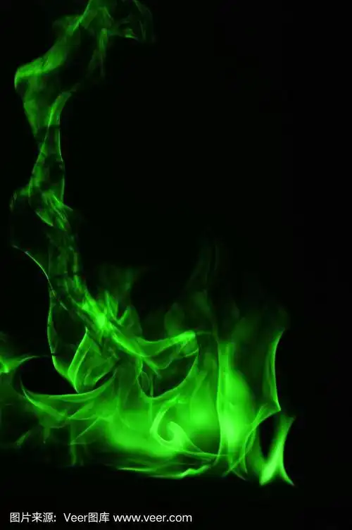 美丽的绿色火焰在黑色的背景.