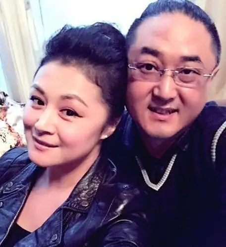 赵本山小姨子与老公秀恩爱 网友赞男方有派头