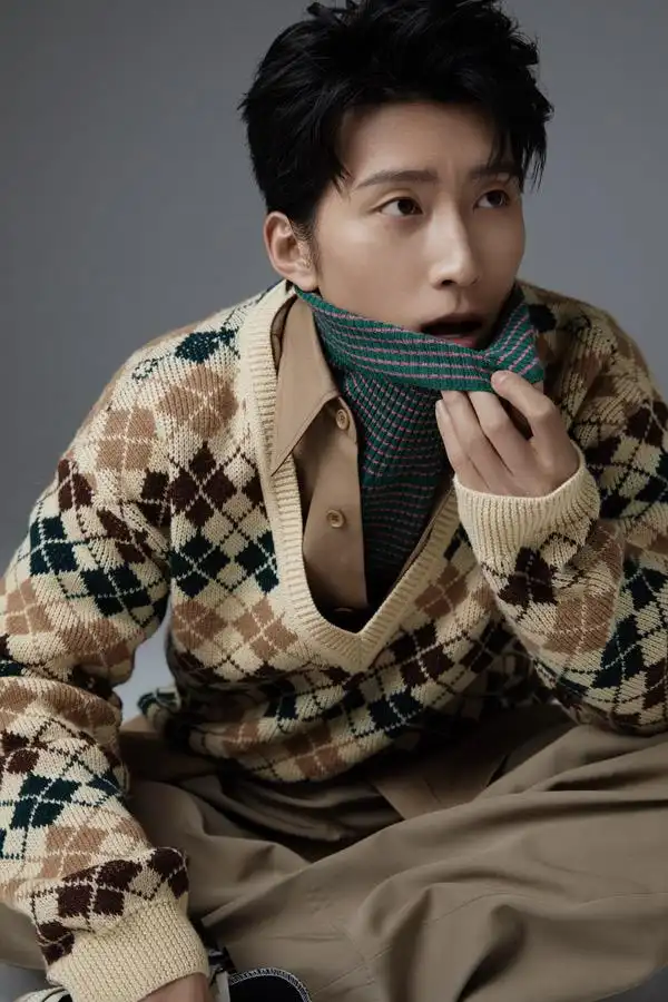 窦骁圣诞风写真质感俏皮别具一格