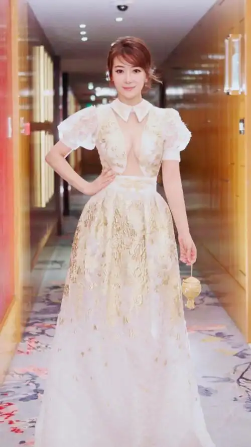 陈紫函低胸深v大秀事业线成熟女人的魅力完美呈现