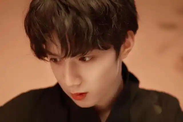 另外,刘耀文有个别名叫作"狼崽",粉丝们觉得"满月"应该和他同时出现