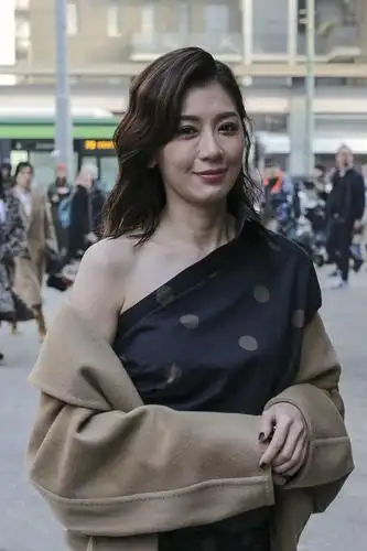 贾静雯近照 女人味十足 网友:脸上皱纹明显多了