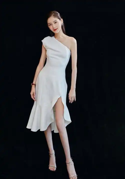 原创王媛可穿宫廷风连体裤大长腿细到不敢看网友何洁的榜样