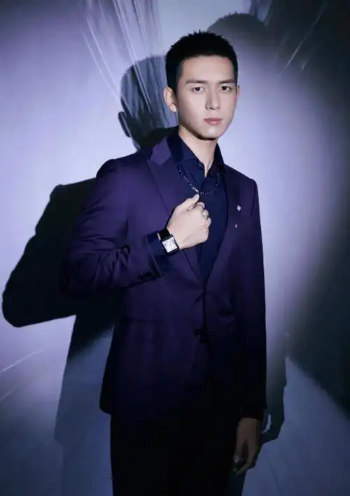 最帅电竞男神韩商言看他穿上黑西装是你们的现男友吗