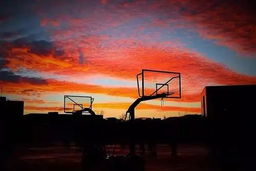 (夕阳西下的篮球场)