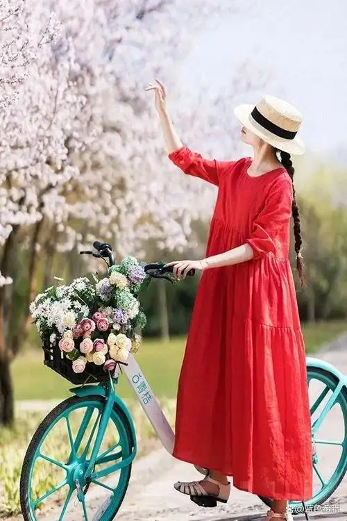 中年女性朋友们拍照,有的时候会因为夸张的动作被人吐槽,的确,一张