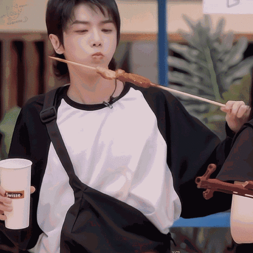 的饭团97@华晨宇yu看着好好吃的样子哈哈哈哈奶呼呼也好像小94哦