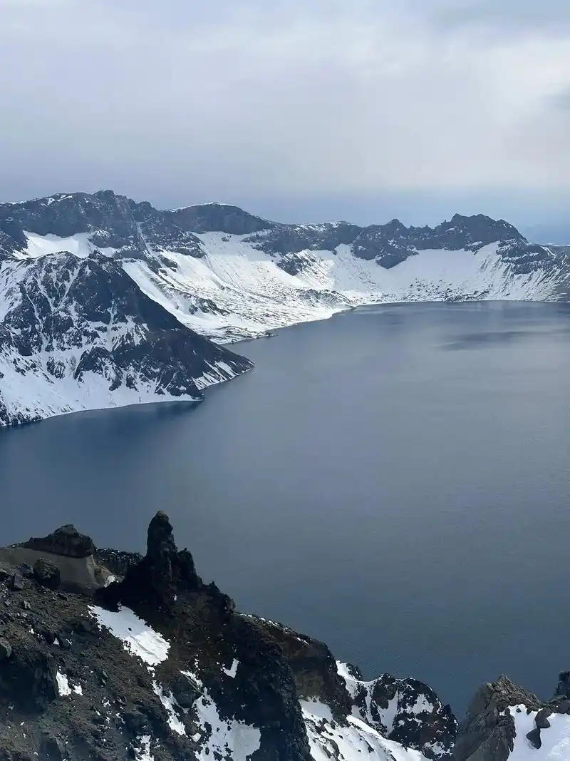不畏山高路远的跋涉者 山川以回馈最奇绝的风景 #长白山天池  - 抖音