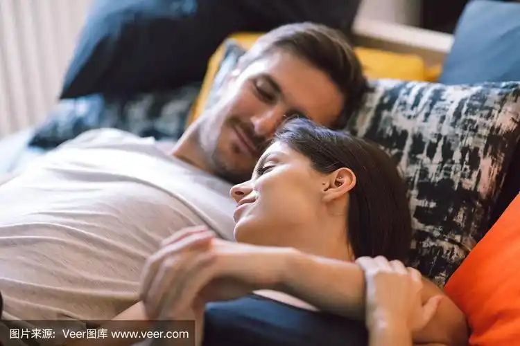年轻女子躺在她男友的怀里